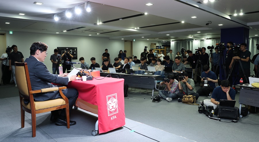 ▲ 이천수도 박주호, 이영표와 결이 같은 의견을 내놨다. 대한축구협회가 갑작스럽게 남자축구 대표팀 사령탑으로 홍명보 감독을 임명한 것을 두고 비판 목소리를 낸 것이다. 이천수는 "지금 축구가 장난인가? 능력이 안 되면 그만둬야 되는데 그걸 못한다"며 계속해서 잡음이 나오는 대한축구협회의 감독 선임 과정 문제를 지적했다. 박주호에 대해선 축구 선배로서 미안한 마음을 전달했다. "선배들이 해야 하는데 후배가 나섰다. 얼마나 선배가 못났나"라며 "이렇게 되면 박주호가 힘들어진다"고 걱정했다. ⓒ 연합뉴스