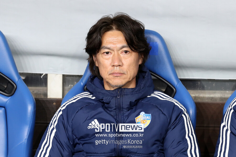 ▲ 울산은 10일 오후 7시 30분 울산문수경기장에서 광주FC와 '하나은행 K리그1 2024' 22라운드 일정을 치른다. 현재 한 경기 더 치른 김천상무가 리그 1위에 있지만, 홈에서 광주FC를 잡는다면 선두 탈환을 할 수 있다. 하지만 리그 일정보다 홍명보 감독에게 더 관심이었다. 홍명보 감독은 대표팀 감독직에 부정적인 입장을 꾸준히 말했다가 하루 이틀만에 입장이 바뀌었고 대표팀 감독으로 부임하게 됐다