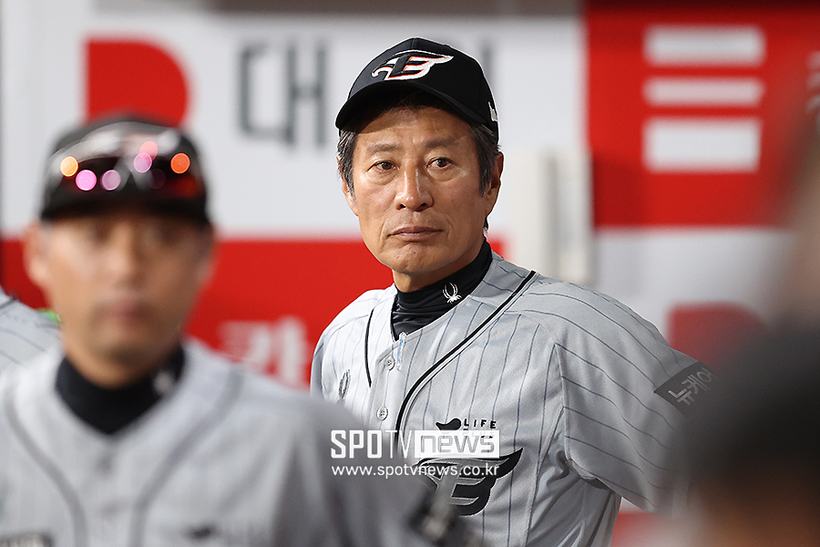 [포토S] 경기 지켜보는 한화 양승관 수석 코치