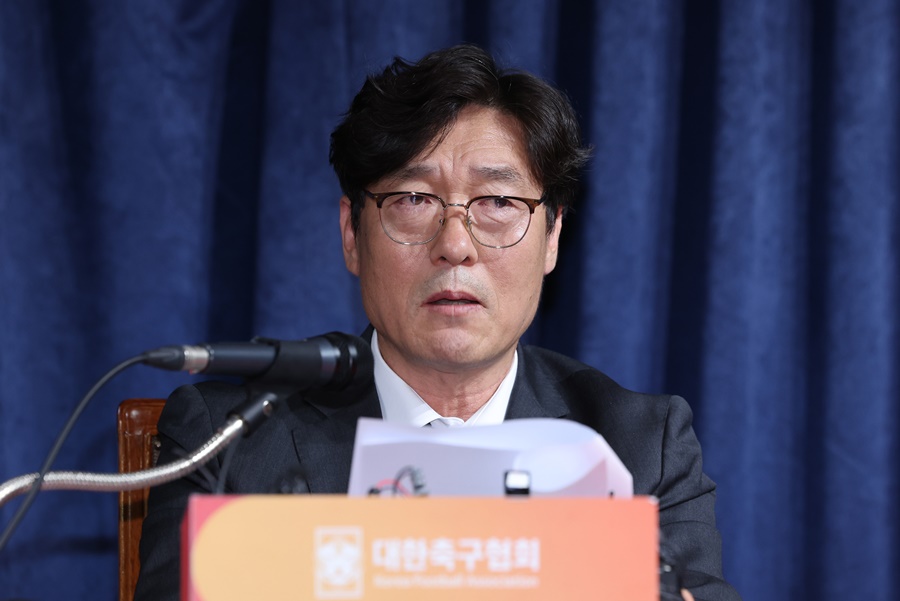 ▲ 이천수도 박주호, 이영표와 결이 같은 의견을 내놨다. 대한축구협회가 갑작스럽게 남자축구 대표팀 사령탑으로 홍명보 감독을 임명한 것을 두고 비판 목소리를 낸 것이다. 이천수는 "지금 축구가 장난인가? 능력이 안 되면 그만둬야 되는데 그걸 못한다"며 계속해서 잡음이 나오는 대한축구협회의 감독 선임 과정 문제를 지적했다. 박주호에 대해선 축구 선배로서 미안한 마음을 전달했다. "선배들이 해야 하는데 후배가 나섰다. 얼마나 선배가 못났나"라며 "이렇게 되면 박주호가 힘들어진다"고 걱정했다. ⓒ 연합뉴스