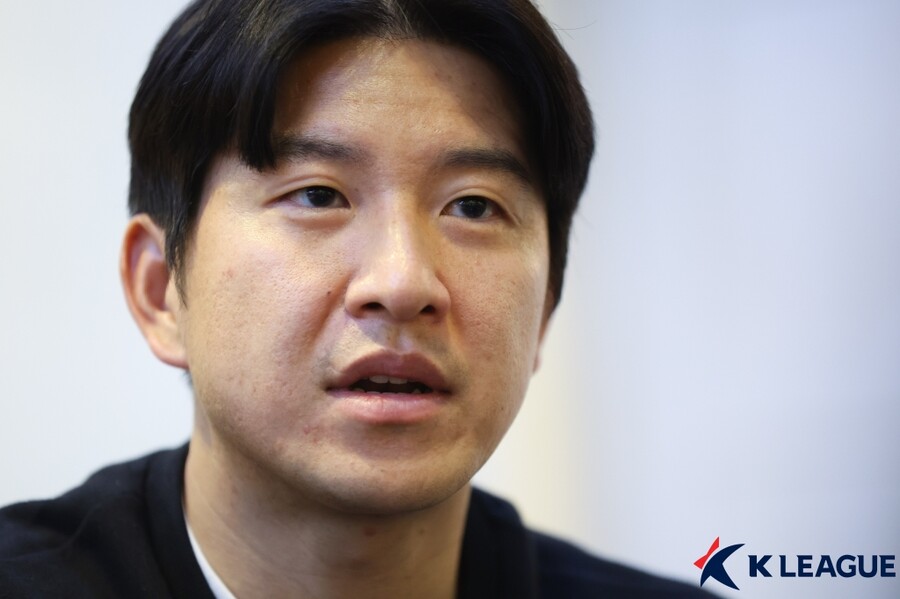 ▲  공교롭게도 박주호와 이영표는 한때 대표팀의 왼쪽을 지켰던 국가대표 레프트백 출신이다. 그리고 두 사람은 대한축구협회를 향한 날카로운 ‘오버래핑’을 선보이고 있다. 축구 팬들은 소신껏 자신의 목소리를 내며 ‘오버래핑’을 하는 박주호와 이영표를 적극 지지하는 중이다.ⓒ한국프로축구연맹