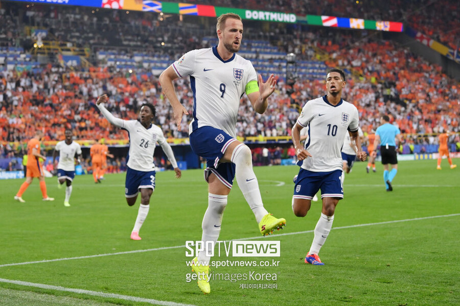 ▲ 해리 케인은 2023-24시즌 독일 분데스리가와 UEFA 챔피언스리그 득점왕을 차지했다. 유러피언 골든슈까지 들어 올 한 해 최고의 공격수로 불린다. 이제 유로 2024에서도 득점 1위로 올라섰다. 3개 대회 동시 득점왕이 가능한 상황. 다만 결승에서 스페인에 패하면 이런 업적에도 무관이 계속될 수 있어 눈길을 모은다.