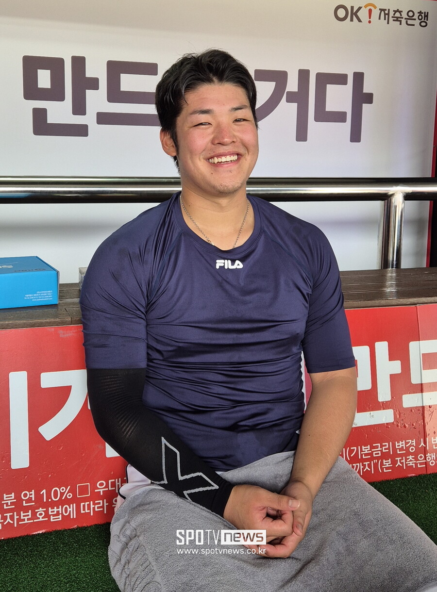 ▲ 두산의 대체 외국인선수로 합류한 시라카와 케이쇼가 취재진과 인터뷰를 나누고 있다. ⓒ윤욱재 기자