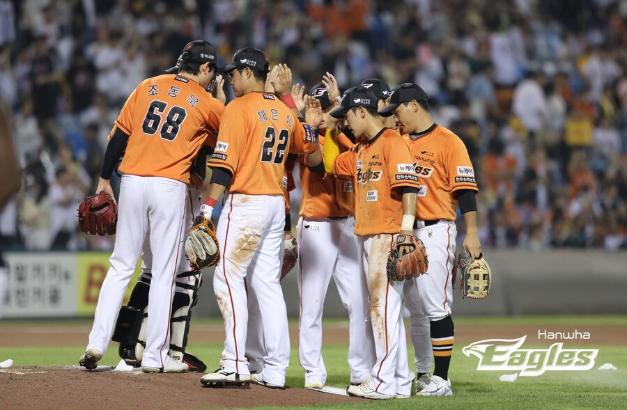 ▲ 한화 선수들이 12일 대전 LG전을 6-0으로 승리하고 기뻐하고 있다. ⓒ한화 이글스