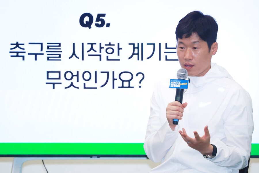 ▲ 박지성은 서울 국립현대미술관에서 열린 'MMCA 플레이: 주니어 풋살'을 끝내고 난 뒤 취재진 앞에 모습을 드러내 최근에 불거진 국가대표팀 감독 선임 논란에 대한 생각을 말했다. "뭐라고 말할 수 없을 정도의 참담함이다. 지금은 체계 자체가 완전히 무너졌다"라던 박지성은 "가장 크게 드는 감정은 슬픔이다. 2002년 월드컵을 통해 인해서 한국 축구는 상당히 변했고, 앞으로 상당히 많이 변해갈거란 기대가 있었는데 달라진 게 없는 것 같다"라며 덤덤하게 자신의 생각을 말했다  ⓒ연합뉴스
