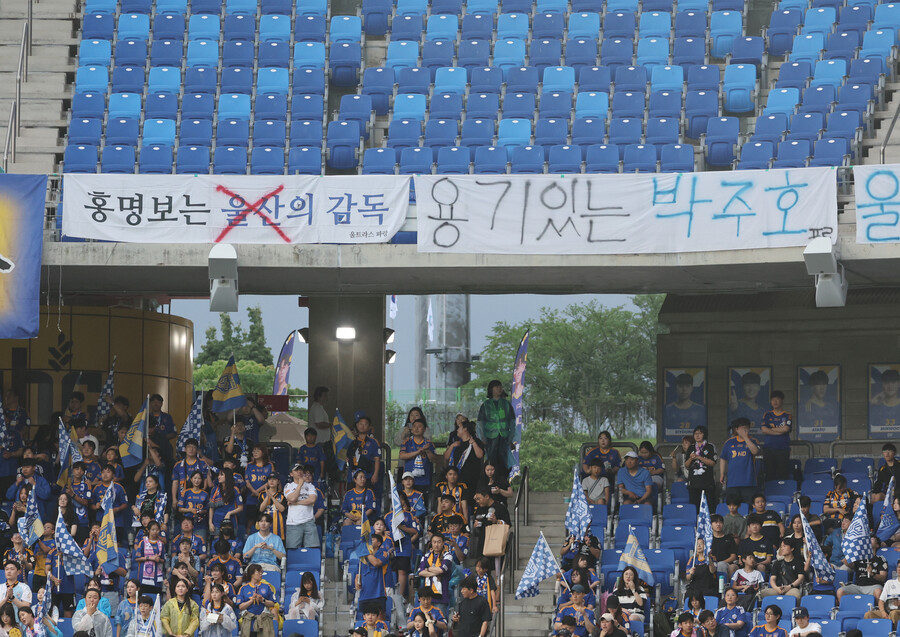 ▲ 박지성은 서울 국립현대미술관에서 열린 'MMCA 플레이: 주니어 풋살'을 끝내고 난 뒤 취재진 앞에 모습을 드러내 최근에 불거진 국가대표팀 감독 선임 논란에 대한 생각을 말했다. "뭐라고 말할 수 없을 정도의 참담함이다. 지금은 체계 자체가 완전히 무너졌다"라던 박지성은 "가장 크게 드는 감정은 슬픔이다. 2002년 월드컵을 통해 인해서 한국 축구는 상당히 변했고, 앞으로 상당히 많이 변해갈거란 기대가 있었는데 달라진 게 없는 것 같다"라며 덤덤하게 자신의 생각을 말했다