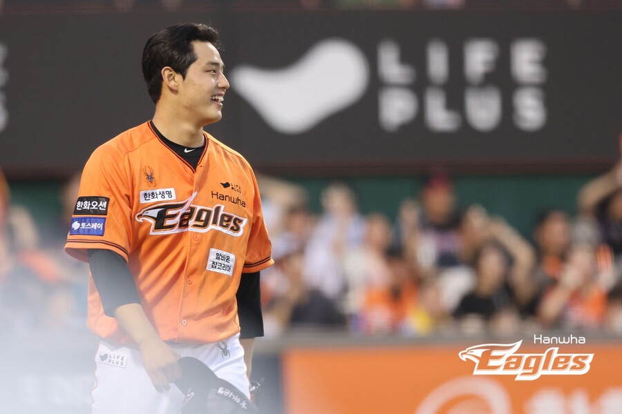 ▲ 한화 우완투수 문동주가 12일 대전 한화생명이글스파크에세 열린 2024 신한 SOL뱅크 KBO 리그 LG와의 경기에서 선발투수로 나와 7이닝 8피안타 3사사구 5탈삼진 무실점으로 호투를 펼쳤다. 사진은 경기 도중 미소를 짓고 있는 문동주의 모습. ⓒ한화 이글스