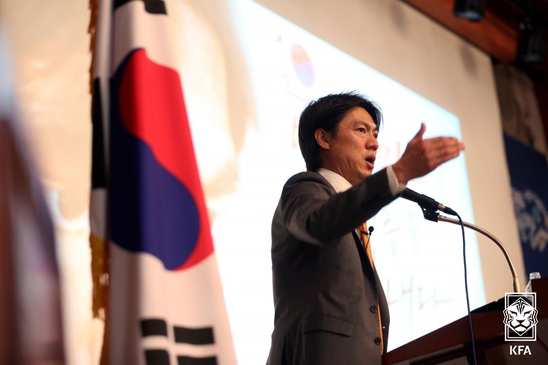 ▲ 대한축구협회는 위르겐 클린스만 감독을 경질하고 5개월 동안 공석이던 국가대표팀 사령탑에 홍명보 감독을 선임했다. 국가대표 전력강화위가 최종 선정한 후보들을 대면한 이임생 기술총괄이사가 홍명보 감독에게 독단적으로 부탁해 성사됐다. 외국인 후보자들과 달리 홍명보 감독에게는 면접 단계를 생략해 평가 절차의 형평성이 어긋난다는 지적을 받고 있다. 홍명보 감독도 대표팀 사령탑에 대한 사욕을 사명감으로 둔갑시킨 해명으로 팬들로부터 거짓말쟁이로 불리기 시작했다. 홍명보호 2기는 이사회 통과로 확정됐다. 10년 만에 다시 출범하는 홍명보호 2기지만 공정성 부재 속에 그때보다 더 큰 지탄을 받으며 출항한다. ⓒ  대한축구협회