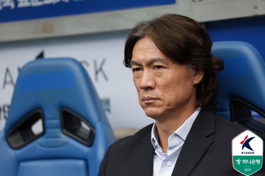 ▲ 대한축구협회는 13일 "홍명보 축구대표팀 감독을 공식 선임했다"라고 발표했다. 협회는 홍명보 감독을 대표팀 사령탑으로 선임하는 것에 대해 이사회 서면 결의 결과, 총 23명 중 21명이 찬성했다고 밝혔다. 이에 앞서 한국 축구 전설 박지성은 대표팀 감독 선임 절차를 둘러싼 논란에 '이런 상황이 지속된 적이 있었나 싶다. 축구인으로서 너무 슬픈 상황을 맞이했다'고 답답함을 표했다. ⓒ한국프로축구연맹