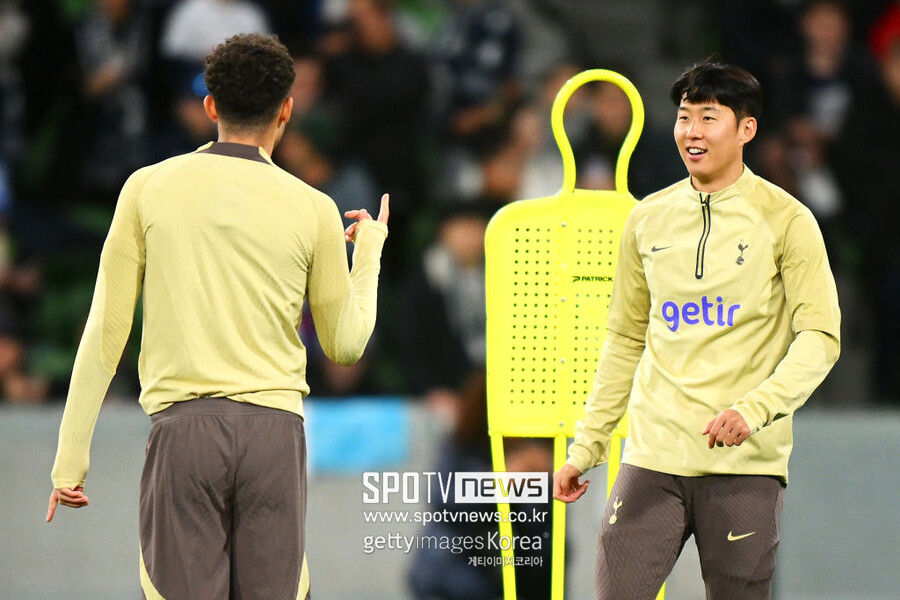 ▲ 한국에서 충분한 휴식을 취하고 토트넘에 복귀한 손흥민이 비공개 연습경기부터 골 소식을 전했다. 잉글랜드 3부리그 소속의 캠브리지 유나이티드를 상대로 2골을 터뜨리면서 2024-25시즌 기대감을 한껏 높였다. 손흥민은 이달 말 토트넘과 함께 방한해 국내 팬들을 만날 계획이다.