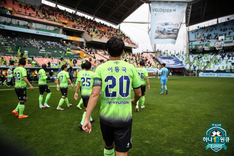 ▲ 이동국은 13일 본인의 유튜브 채널인 ‘이동방송국’ 커뮤니티를 통해 최근 축구계에서 논란이 되고 있는 사항에 대한 자신의 생각을 밝혔다. 박주호와 이영표, 박지성 등 대한축구협회를 향해 이어지는 축구계 레전드들의 ‘쓴소리 릴레이’에 가담했다.   ⓒ한국프로축구연맹