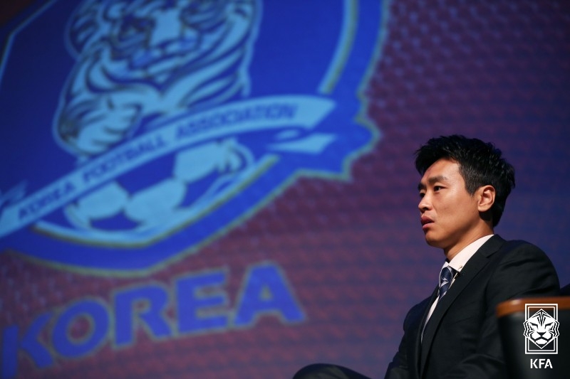 ▲ 대한축구협회는 위르겐 클린스만 감독을 경질하고 5개월 동안 공석이던 국가대표팀 사령탑에 홍명보 감독을 선임했다. 국가대표 전력강화위가 최종 선정한 후보들을 대면한 이임생 기술총괄이사가 홍명보 감독에게 독단적으로 부탁해 성사됐다. 외국인 후보자들과 달리 홍명보 감독에게는 면접 단계를 생략해 평가 절차의 형평성이 어긋난다는 지적을 받고 있다. 홍명보 감독도 사욕을 사명감으로 포장하는 인터뷰로 큰 질타를 받았다. 이런 잡음에 한국 축구 전설들이 건설적인 비판을 하기 시작했다. ⓒ 대한축구협회