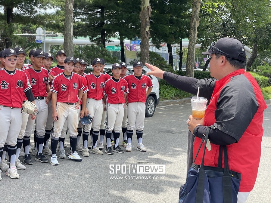 ▲전주고 주창훈 감독이 결승 진출을 확정 지은 뒤 선수들을 격려하고 있다. ⓒ목동, 최민우 기자
