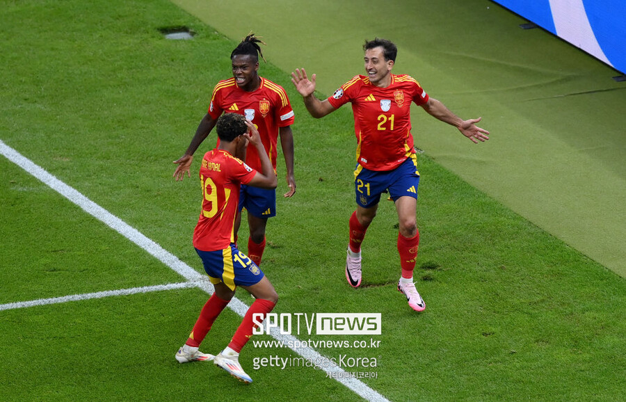 ▲ 잉글랜드 축구대표팀은 15일(한국시간) 독일 올림피아슈타디온 베를린에서 열린 유럽축구연맹(UEFA) 유로 2024 결승전에서 스페인에 1-2로 졌다. 스페인은 이날 경기 승리로 무려 12년 만에 유로 타이틀을 획득했다. 반면 잉글랜드는 또 다시 메이저 대회 징크스에 울어야 했다.