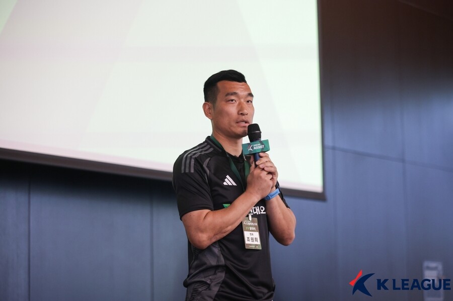 ▲ 대한축구협회는 위르겐 클린스만 감독을 경질하고 5개월 동안 공석이던 국가대표팀 사령탑에 홍명보 감독을 선임했다. 국가대표 전력강화위가 최종 선정한 후보들을 대면한 이임생 기술총괄이사가 홍명보 감독에게 독단적으로 부탁해 성사됐다. 외국인 후보자들과 달리 홍명보 감독에게는 면접 단계를 생략해 평가 절차의 형평성이 어긋난다는 지적을 받고 있다. 홍명보 감독도 사욕을 사명감으로 포장하는 인터뷰로 큰 질타를 받았다. 이런 잡음에 한국 축구 전설들이 건설적인 비판을 하기 시작했다. ⓒ 한국프로축구연맹