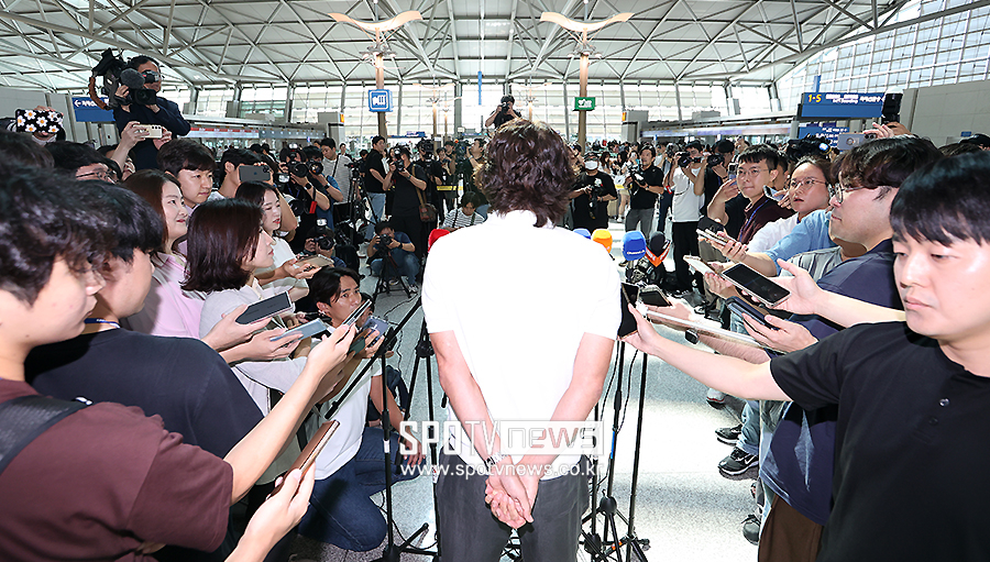 ▲ 인천국제공항 인터뷰에 참석한 홍명보 감독  ⓒ곽혜미 기자