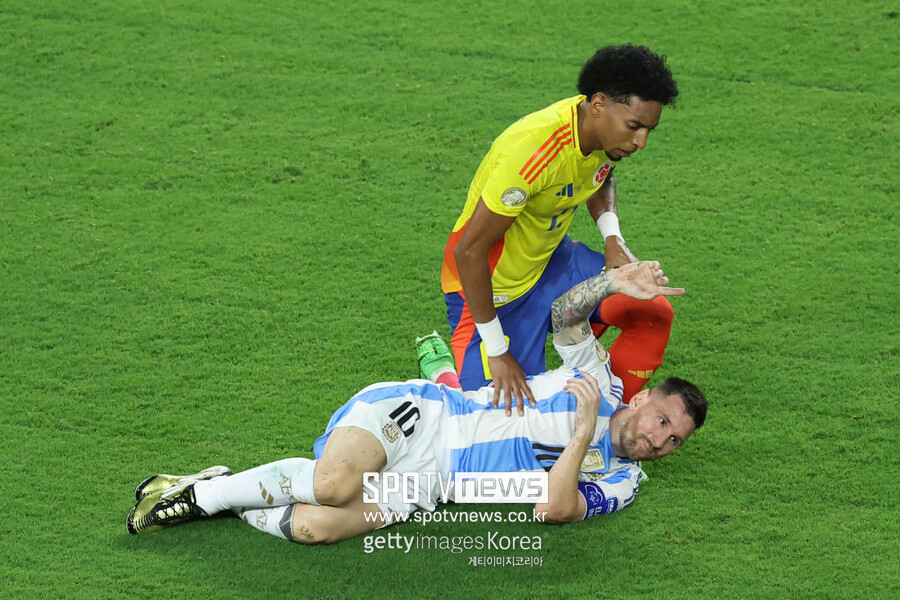 ▲ 리오넬 메시가 경기 중 부상으로 빠졌다. 위기였지만 아르헨티나는 정상을 지켰다. 직전 코파 아메리카와 월드컵에 이어 메이저 대회 3회 연속 우승이다. 아르헨티나는 코파 아메리카 통산 16회 우승 금자탑을 쌓았다. 메시는 후반 18분 오른쪽 발목 부상으로 그라운드를 나갔다. 벤치에서 펑펑 울며 안타까움을 자아냈다. 하지만 라우타로 마르티네스의 결승골이 아르헨티나와 메시를 살렸다. 이로써 메시는 또 하나의 우승컵을 추가했다.