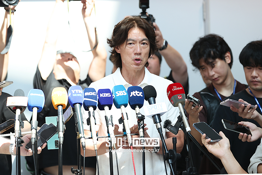 ▲ 정몽규 대한축구협회 회장이 한 시민단체로부터 업무방해 혐의로 고발을 당했다. 정몽규 회장은 이번 홍명보 축구대표팀 감독 선임 과정에서 위력을 행사했다는 비판을 듣고 있다. 출국 전 홍명보 감독. ⓒ곽혜미 기자
