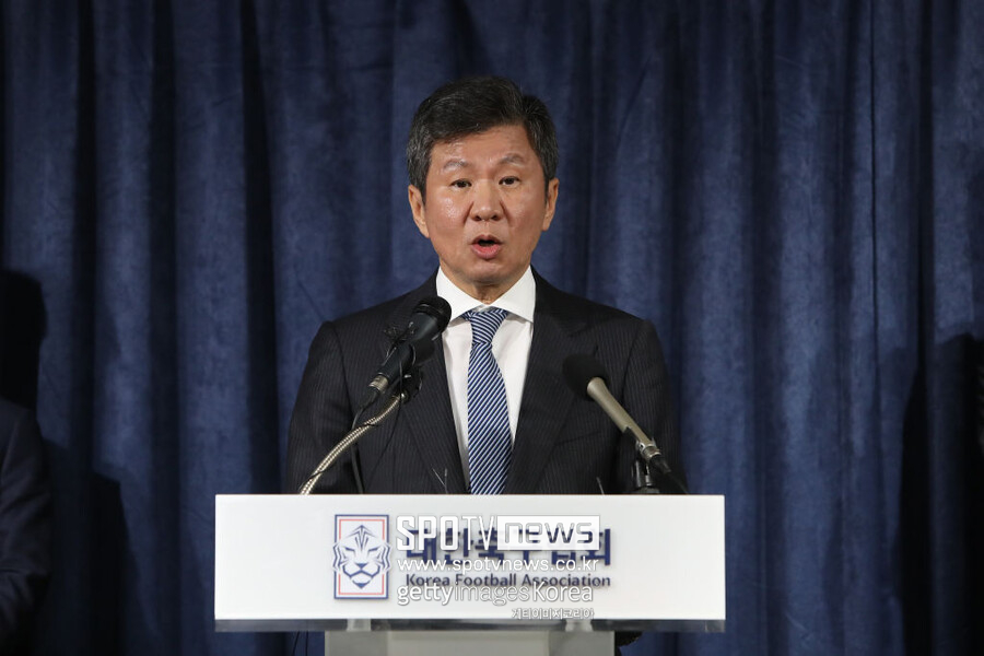 ▲ 시민단체 서민민생대책위원회는 15일 정몽규 회장을 업무방해, 업무상 배임, 협박 혐의로 서울경찰청에 고발했다고 밝혔다. 서민민생대책위원회는 고발장에서 "수많은 반대 의견에도 불구하고 이사회 서면결의를 통해 홍명보 감독을 선임한 것은 위력에 의한 업무방해다. 홍명보 감독의 연봉을 제대로 상의하지 않은 상태로 결정한 것은 업무상 배임에 해당한다"고 주장했다.