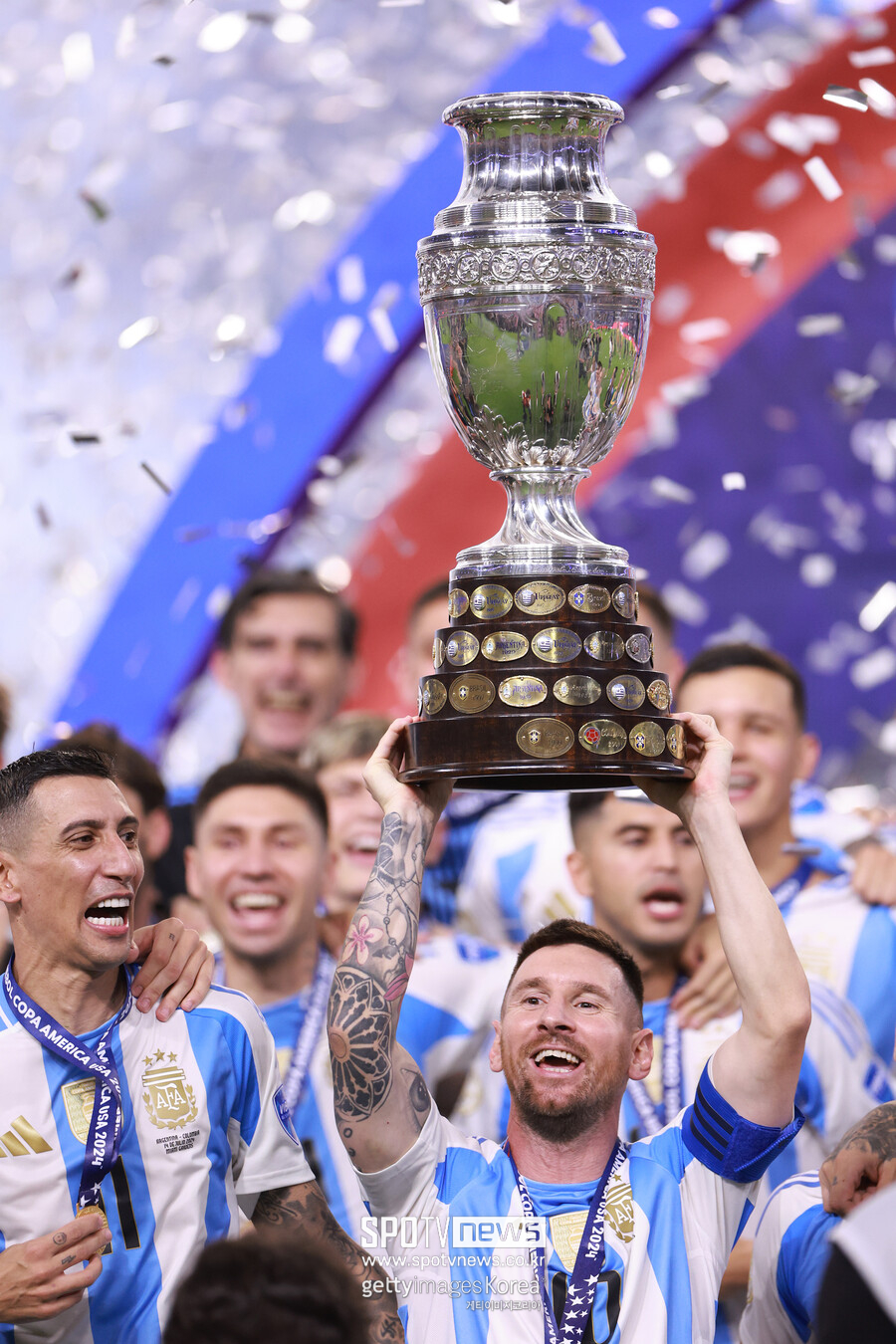 ▲ 아르헨티나 대표팀 선수들이 2024 남미축구연맹(CONMEBOL) 코파아메리카 우승 직후 인종차별적 메시지가 담긴 노래를 부르며 우승을 축하했다. 'UOL'에 따르면, 아르헨티나 대표팀 미드필더 엔조 페르난데스의 라이브 영상으로 확인됐다. 엔조 페르난데스는 문제가 될 걸 직감해 곧바로 인스타그램 라이브를 종료했다. 하지만 사회관계망서비스(SNS)를 타고 일파만파 퍼져 전 세계 축구 팬들의 비판을 받았다. 최근에 남미축구에선 몰상식한 인종차별이 종종 일어나고 있다