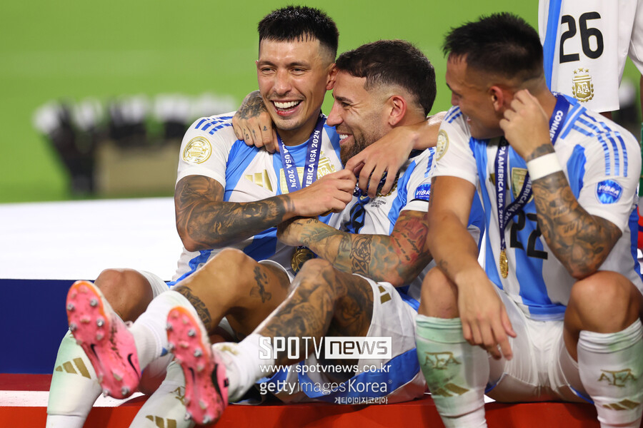 ▲ 아르헨티나 대표팀 선수들이 2024 남미축구연맹(CONMEBOL) 코파아메리카 우승 직후 인종차별적 메시지가 담긴 노래를 부르며 우승을 축하했다. 'UOL'에 따르면, 아르헨티나 대표팀 미드필더 엔조 페르난데스의 라이브 영상으로 확인됐다. 엔조 페르난데스는 문제가 될 걸 직감해 곧바로 인스타그램 라이브를 종료했다. 하지만 사회관계망서비스(SNS)를 타고 일파만파 퍼져 전 세계 축구 팬들의 비판을 받았다. 최근에 남미축구에선 몰상식한 인종차별이 종종 일어나고 있다