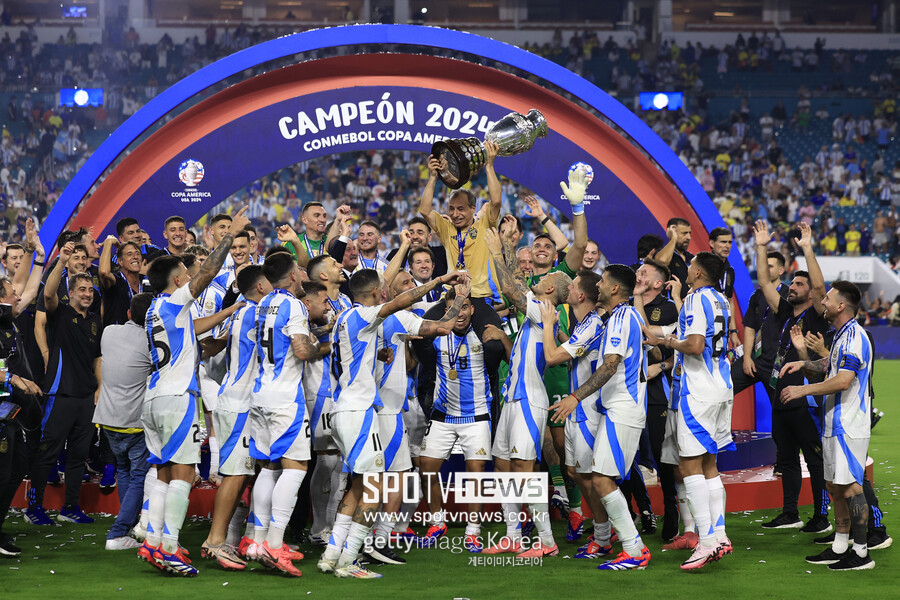 ▲ 아르헨티나 대표팀 선수들이 2024 남미축구연맹(CONMEBOL) 코파아메리카 우승 직후 인종차별적 메시지가 담긴 노래를 부르며 우승을 축하했다. 'UOL'에 따르면, 아르헨티나 대표팀 미드필더 엔조 페르난데스의 라이브 영상으로 확인됐다. 엔조 페르난데스는 문제가 될 걸 직감해 곧바로 인스타그램 라이브를 종료했다. 하지만 사회관계망서비스(SNS)를 타고 일파만파 퍼져 전 세계 축구 팬들의 비판을 받았다. 최근에 남미축구에선 몰상식한 인종차별이 종종 일어나고 있다