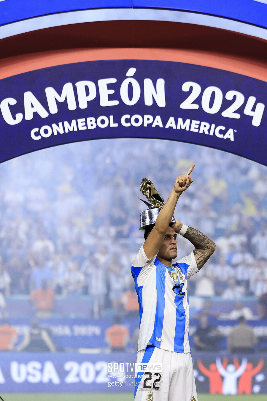 ▲ 아르헨티나 대표팀 선수들이 2024 남미축구연맹(CONMEBOL) 코파아메리카 우승 직후 인종차별적 메시지가 담긴 노래를 부르며 우승을 축하했다. 'UOL'에 따르면, 아르헨티나 대표팀 미드필더 엔조 페르난데스의 라이브 영상으로 확인됐다. 엔조 페르난데스는 문제가 될 걸 직감해 곧바로 인스타그램 라이브를 종료했다. 하지만 사회관계망서비스(SNS)를 타고 일파만파 퍼져 전 세계 축구 팬들의 비판을 받았다. 최근에 남미축구에선 몰상식한 인종차별이 종종 일어나고 있다