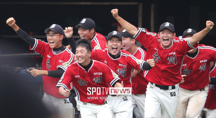 ‘39년만 우승 恨 풀었다‘ 전주고 청룡기 우승 쾌거…주창훈 감독 “야구 팬들에게 강팀 이미지 심었다”