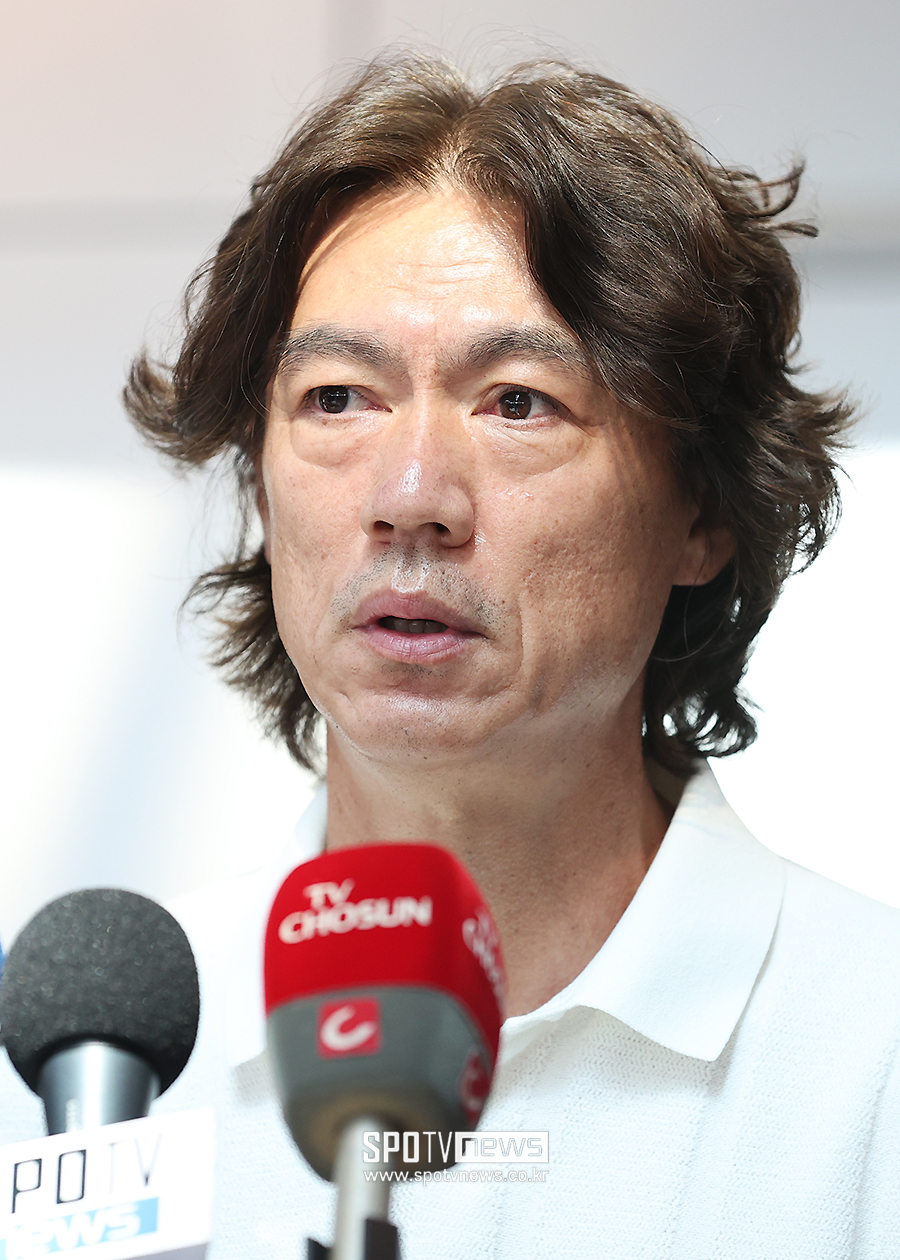 ▲ 대한축구협회는 13일 홍명보 축구대표팀 감독을 공식 선임했다고 발표했다. 협회는 홍명보 감독을 대표팀 사령탑으로 선임하는 것에 대해 2024년 4차 이사회 서면 결의 결과 총 23명 중 21명이 찬성했다고 밝혔다. 그러나 선임 과정에 부정적인 여론이 커지면서 체육계와 정치권까지 축구협회에 문제제기를 하고 있어 논란이 이어질 전망이다. ⓒ 곽혜미 기자