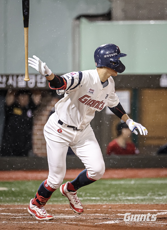 ▲ 롯데 박승욱이 7회말 선취타점을 올리는 적시타를 때리고 있다. 롯데는 4-0으로 승리했고 박승욱의 타점은 결승타로 기록됐다. ⓒ롯데 자이언츠