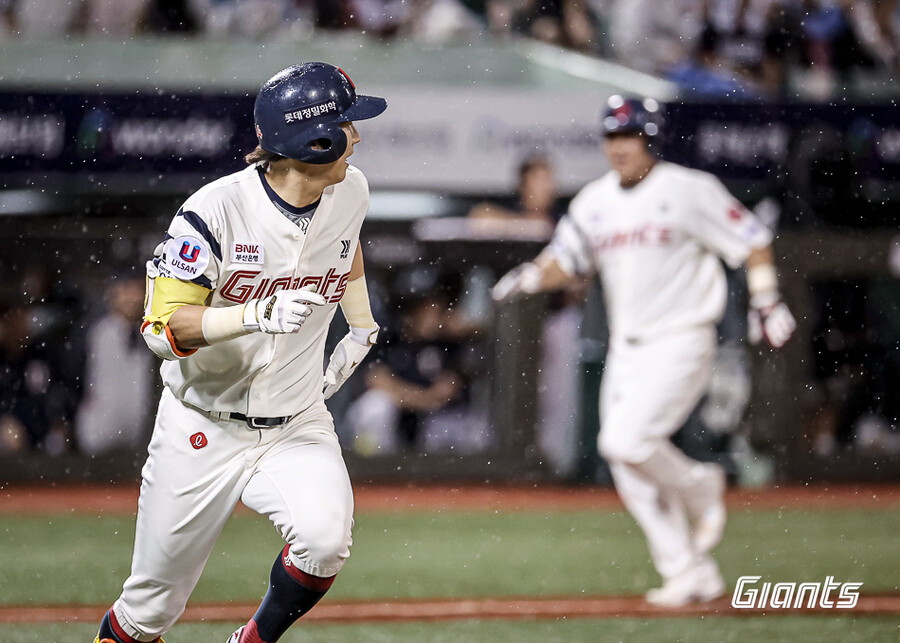 ▲ 롯데 최항이 7회말 대타로 나와 2타점짜리 우전 적시타를 터뜨리고 있다. 롯데가 3-0으로 달아나는 타점이었다. ⓒ롯데 자이언츠