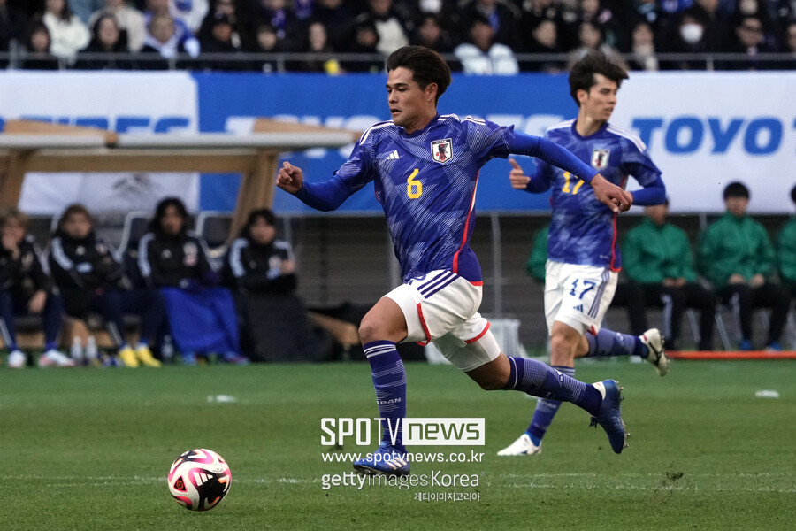 ▲ 일본 국가대표 미드필더 사노 가이슈가 성폭행 혐의로 체포됐다는 소식에 일본 축구계가 충격에 빠졌다. 사노는 이번 여름 이적시장을 통해 가시마 앤틀러스를 떠나 독일 분데스리가 마인츠와 계약했다. 오는 21일 훈련을 앞두고 벌어진 일에 새로운 소속팀 마인츠도 난감한 상황에 놓였다. 사노는 J리그 최고 수비형 미드필더로 자리잡은 뒤 아시안컵에도 출전하는 등 일본 대표팀에서 떠오르는 미드필더 중 한 명이다.
