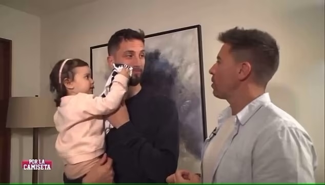 ▲ 아르헨티나 대표팀 선수들이 2024 남미축구연맹(CONMEBOL) 코파아메리카 우승 직후 인종차별적 메시지가 담긴 노래를 부르며 우승을 축하했다. 브라질 매체 'UOL'에 따르면, 아르헨티나 대표팀 미드필더 엔조 페르난데스의 라이브 영상으로 확인됐다. 엔조 페르난데스는 문제가 될 걸 직감해 곧바로 인스타그램 라이브를 종료했다. 하지만 사회관계망서비스(SNS)를 타고 일파만파 퍼져 전 세계 축구 팬들의 비판을 받았다. 최근에 남미축구에선 몰상식한 인종차별이 종종 일어나고 있다