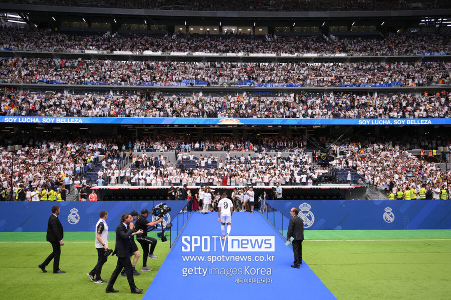 ▲ 킬리안 음바페가 공식적으로 레알 마드리드의 선수가 됐다. 레알 마드리드는 한국시간으로 16일 오후 7시 홈구장인 산티아고 베르나베우에서 음바페 입단식을 개최했다. 8만석이 넘는 티켓이 매진돼 어느 때보다 화려한 입단식이 열렸다. 음바페는 할라 마드리드를 외치며 5년간 레알 마드리드의 우승을 위해 뛴다.