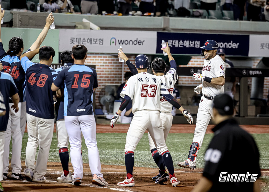 ▲ 롯데 레이예스가 연장 10회말 끝내기 만루홈런을 치고 홈플레이트를 밟을 준비를 하고 있다. ⓒ롯데 자이언츠