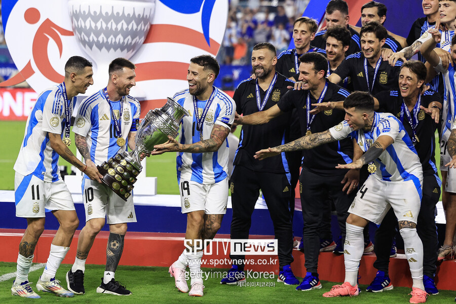 ▲ 아르헨티나 대표팀 선수들이 2024 남미축구연맹(CONMEBOL) 코파아메리카 우승 직후 인종차별적 메시지가 담긴 노래를 부르며 우승을 축하했다. 'UOL'에 따르면, 아르헨티나 대표팀 미드필더 엔조 페르난데스의 라이브 영상으로 확인됐다. 엔조 페르난데스는 문제가 될 걸 직감해 곧바로 인스타그램 라이브를 종료했다. 하지만 사회관계망서비스(SNS)를 타고 일파만파 퍼져 전 세계 축구 팬들의 비판을 받았다. 최근에 남미축구에선 몰상식한 인종차별이 종종 일어나고 있다