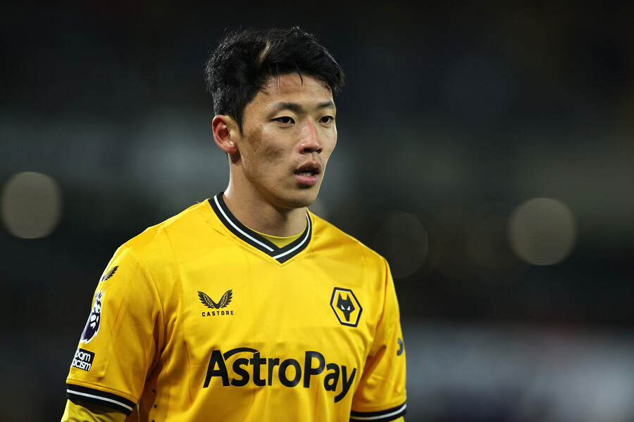 ▲ 황희찬은 후반 시작과 함께 교체로 투입됐는데 문제는 1-0으로 앞선 후반 23분 일어났다. 현지 매체에 따르면 코모 1907 한 선수가 황희찬에게 인종차별적 발언을 했고, 이에 황희찬이 항의하자 양 팀 선수들이 황희찬을 중심으로 뒤엉켰다. 이 과정에서 포덴세가 코모 1907 수비수를 향해 주먹을 휘두른 뒤 퇴장당했다. 익스프레스 앤드 스타는 