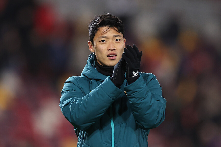 ▲ 황희찬은 후반 시작과 함께 교체로 투입됐는데 문제는 1-0으로 앞선 후반 23분 일어났다. 현지 매체에 따르면 코모 1907 한 선수가 황희찬에게 인종차별적 발언을 했고, 이에 황희찬이 항의하자 양 팀 선수들이 황희찬을 중심으로 뒤엉켰다. 이 과정에서 포덴세가 코모 1907 수비수를 향해 주먹을 휘두른 뒤 퇴장당했다. 익스프레스 앤드 스타는 