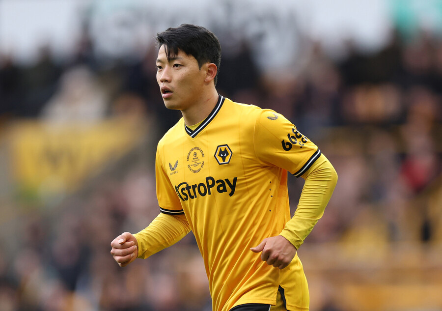 ▲ 황희찬은 후반 시작과 함께 교체로 투입됐는데 문제는 1-0으로 앞선 후반 23분 일어났다. 현지 매체에 따르면 코모 1907 한 선수가 황희찬에게 인종차별적 발언을 했고, 이에 황희찬이 항의하자 양 팀 선수들이 황희찬을 중심으로 뒤엉켰다. 이 과정에서 포덴세가 코모 1907 수비수를 향해 주먹을 휘두른 뒤 퇴장당했다. 익스프레스 앤드 스타는 
