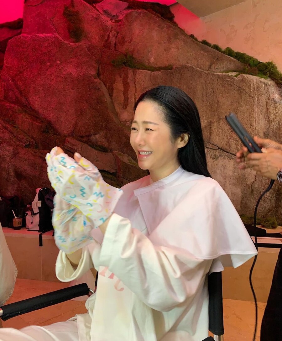'53세'' 고현정, 점점 어려지네…하트 포즈→장난기 가득 표정