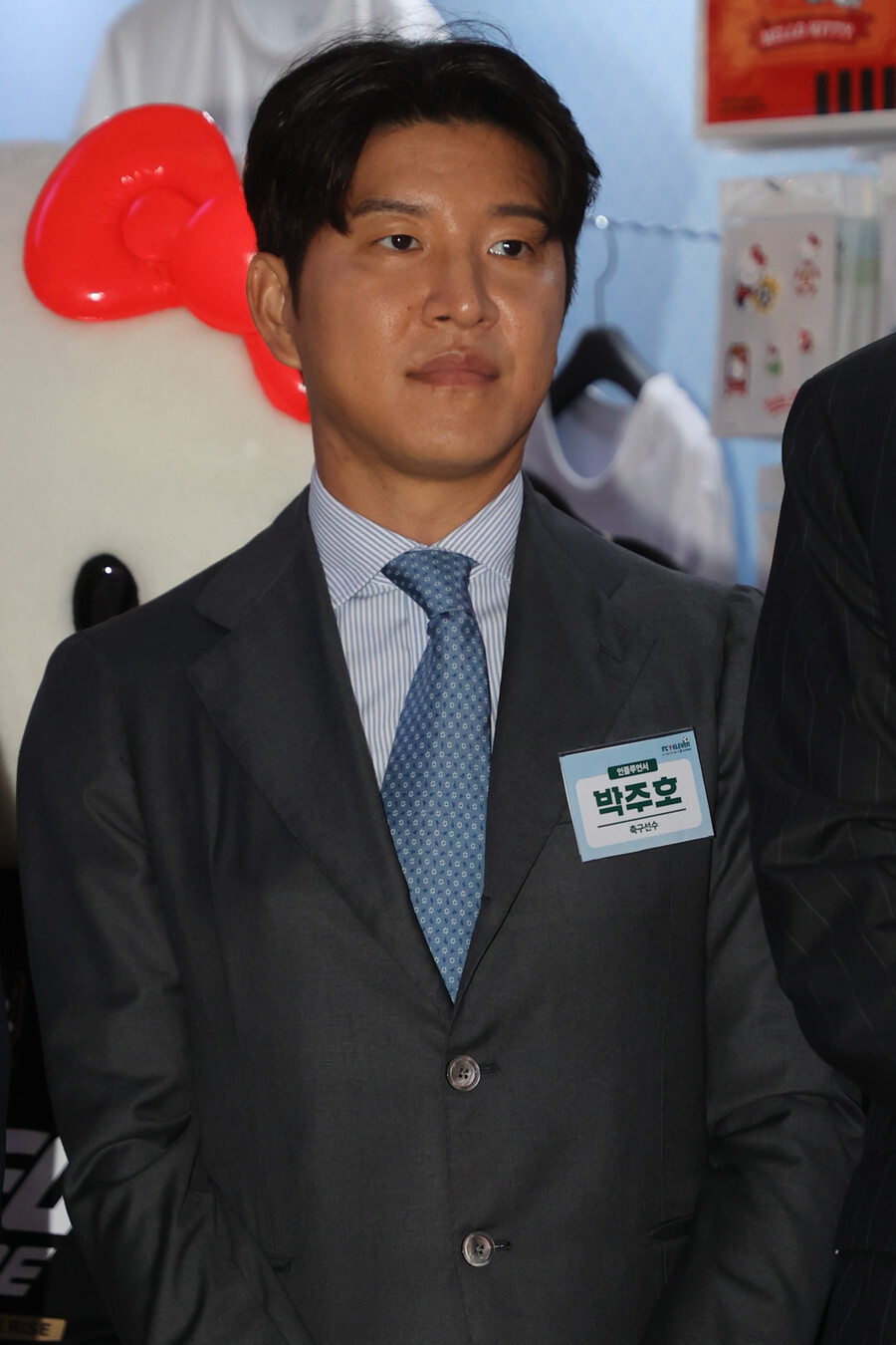 ▲ 박주호는 18일 한국프로축구연맹(이하 연맹)이 개최한 'K리그x산리오 팝업스토어 프리오픈데이'에 참여했다. 최근에 자신의 유튜브 채널 '캡틴 파추호'를 통해 전력강화위원회 감독 선임 과정을 낱낱이 공개하며 축구계에 큰 파장을 일으켰다. 이후 축구계 굵직한 인물들이 대한축구협회를 향해 소신발언을 내놨다. 여기에는 2002 한일 월드컵 주역이자 맨체스터 유나이티드에서 뛰었던 박지성도 있었다. 축구협회 폭로 이후 공식적인 자리에서도 "한국 축구를 위해서 이 사안을 알리고 싶었다"라며 굽히지 않는 소신발언을 했다 ⓒ연합뉴스