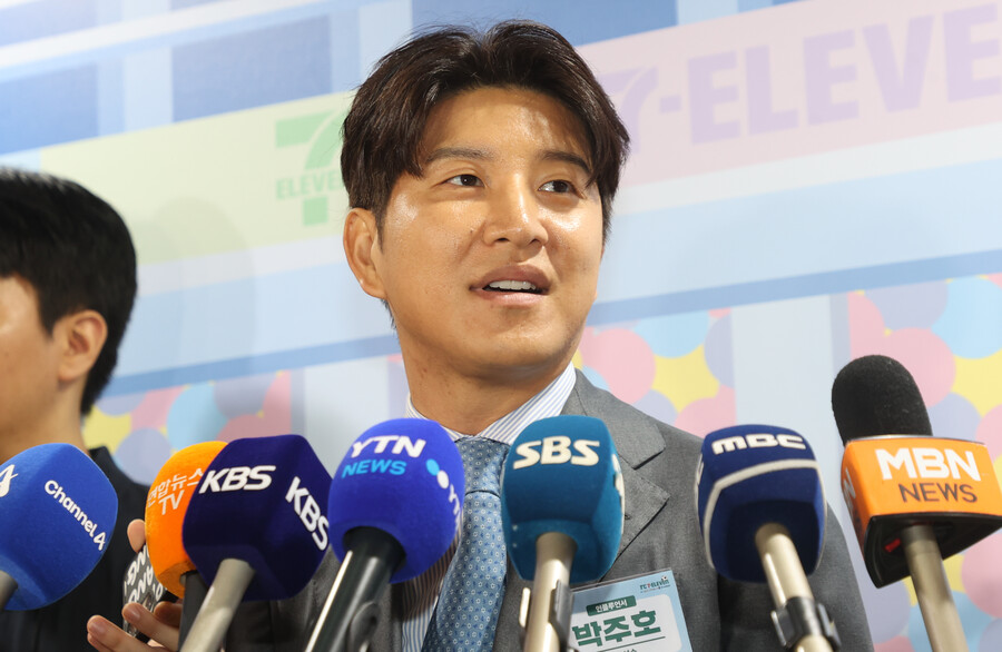 ▲ 대한축구협회가 홍명보 감독을 국가대표팀 사령탑으로 선임하며 일으킨 파문과 관련해 국가대표 출신 축구인들이 입장을 밝히고 있다. 박주호가 전력강화위원회 소속으로 축구협회 내 불공정한 의견 수렴과 암투를 폭로한 뒤 이영표, 이천수, 박지성, 이동국, 조원희, 김영광, 구자철 등이 비슷한 비판을 가하고 있다. 안정환도 과거 대표팀 문제점을 밝혔는데 지금과 유사해 화제가 되고 있다. ⓒ 연합뉴스