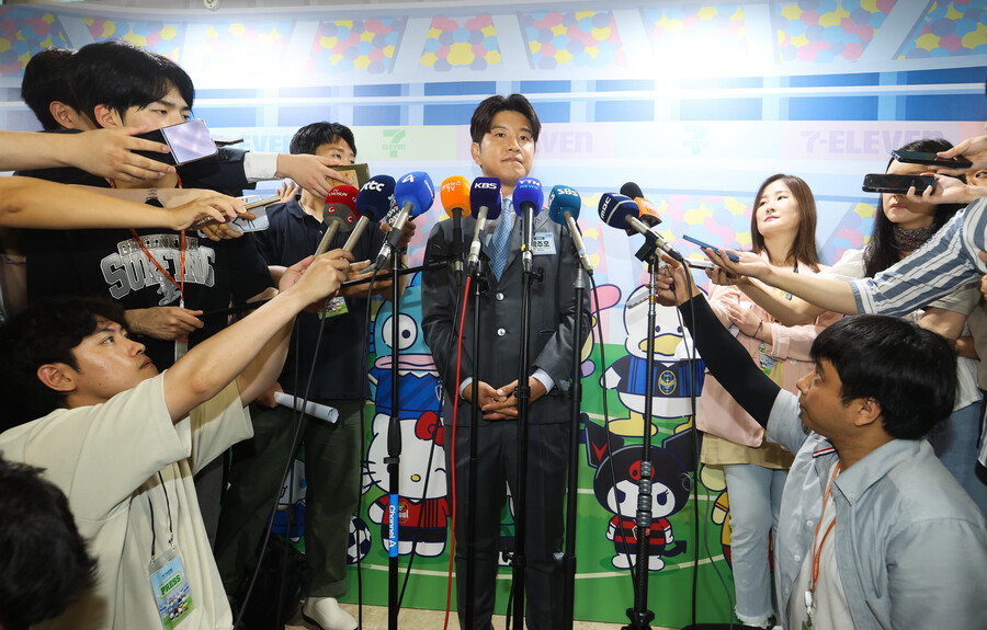 ▲ 대한축구협회가 홍명보 감독을 국가대표팀 사령탑으로 선임하며 일으킨 파문과 관련해 국가대표 출신 축구인들이 입장을 밝히고 있다. 박주호가 전력강화위원회 소속으로 축구협회 내 불공정한 의견 수렴과 암투를 폭로한 뒤 이영표, 이천수, 박지성, 이동국, 조원희, 김영광, 구자철 등이 비슷한 비판을 가하고 있다. 안정환도 과거 대표팀 문제점을 밝혔는데 지금과 유사해 화제가 되고 있다. ⓒ 연합뉴스
