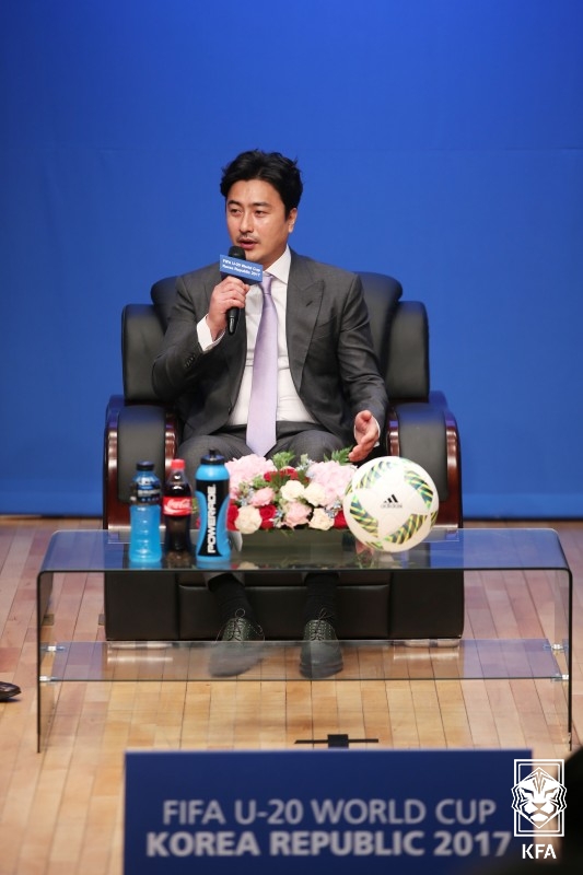 ▲ 대한축구협회가 홍명보 감독을 국가대표팀 사령탑으로 선임하며 일으킨 파문과 관련해 국가대표 출신 축구인들이 입장을 밝히고 있다. 박주호가 전력강화위원회 소속으로 축구협회 내 불공정한 의견 수렴과 암투를 폭로한 뒤 이영표, 이천수, 박지성, 이동국, 조원희, 김영광, 구자철 등이 비슷한 비판을 가하고 있다. 안정환도 과거 대표팀 문제점을 밝혔는데 지금과 유사해 화제가 되고 있다. ⓒ 대한축구협회