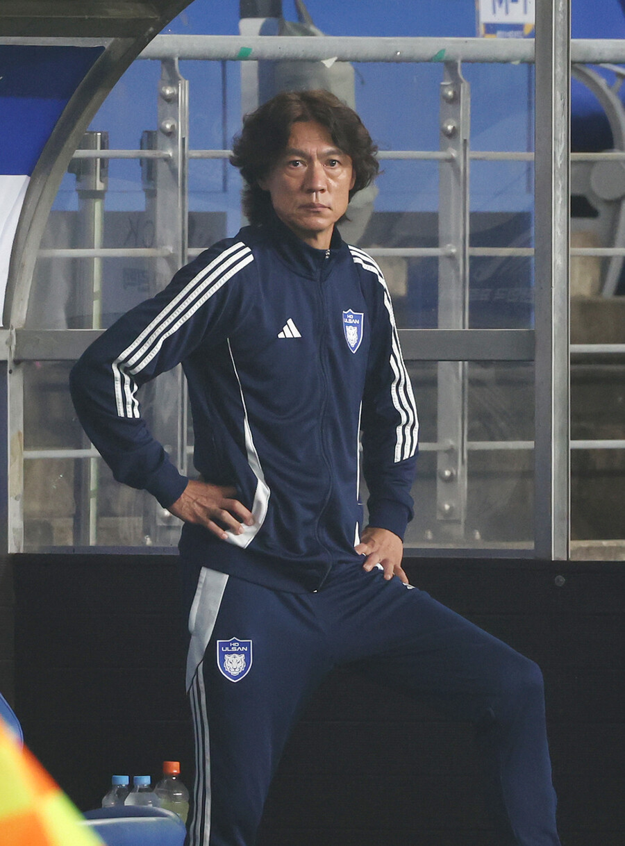 ▲ 문화체육관광부가 홍명보 감독 선임 관련 논란에 관한 감사를 진행하기로 했다. 감사 배경은 박주호의 소신 발언이 한몫을 했다. 최근에 자신의 유튜브 채널 '캡틴 파추호'를 통해 전력강화위원회 감독 선임 과정을 낱낱이 공개하며 축구계에 큰 파장을 일으켰다. 이후 축구계 굵직한 인물들이 대한축구협회를 향해 소신발언을 내놨다. 여기에는 2002 한일 월드컵 주역이자 맨체스터 유나이티드에서 뛰었던 박지성도 있었다. 축구협회 폭로 이후 공식적인 자리에서도 "한국 축구를 위해서 이 사안을 알리고 싶었다"라며 굽히지 않는 소신발언을 했다 ⓒ연합뉴스