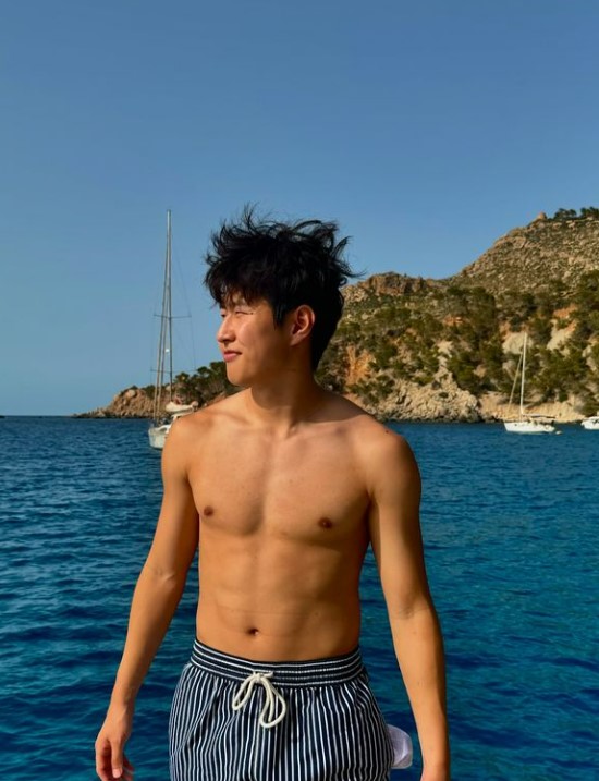 언제적 슛돌이야! 남자 된 이강인, 스페인 휴가 도중 파격 '식스팩' 과시..."22일에 PSG 복귀 예정"