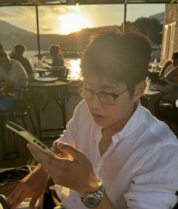 ▲ 이강인은 20일(한국시간) 자신의 사회관계망서비스(SNS)를 통해 근황 사진을 업로드했다. 그는 현재 스페인에서 휴가를 보내고 있으며, 먼저 올린 사진 속에는 여유를 만끽하고 있었다.  스페인 바다에서 수영을 하거나 배 위에서 햇볕을 쬐고 있었다. 특히 이강인은 배 위에서 상의 탈의를 한 채 단단한 몸매를 자랑하고 있었다.