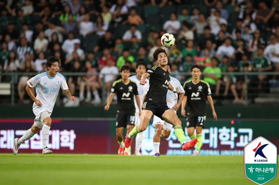 ▲ 전북현대는 20일 전주월드컵경기장에서 열린 울산HD와 2024 하나은행 K리그1 24라운드에서 티아고와 안드리고의 연속골에 힘입어 2-0 승리를 거뒀다.   ⓒ한국프로축구연맹