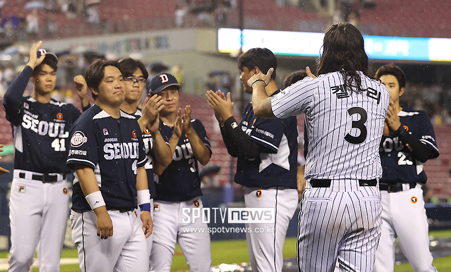 ▲ 두산 베어스 선수단과도 인사한 케이시 켈리 ⓒ곽혜미 기자