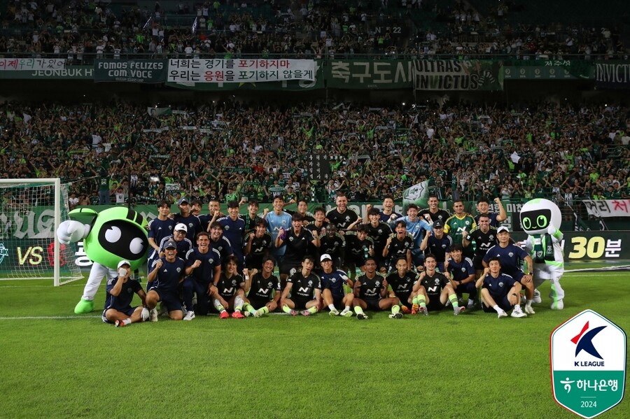 ▲ 전북의 승리 기념 단체 사진을 함께 찍은 에닝요(우측 최상단 2번쨰)  ⓒ한국프로축구연맹